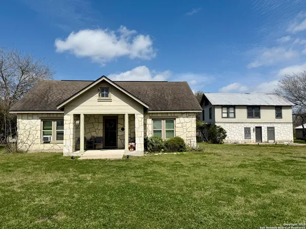 705 Weir, Karnes City, TX 78118