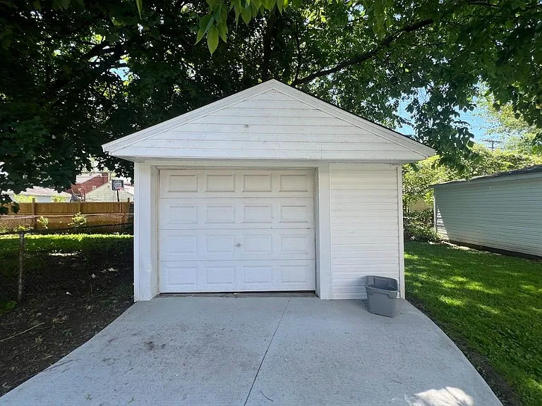 22148 Moross Rd — Photo 16