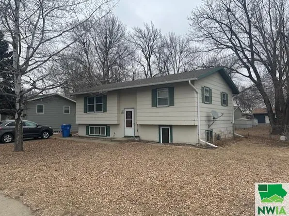 925 Rice Dr, Vermillion, SD 57069