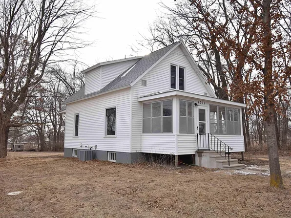 1311 3rd St NW, Independence, IA 50644