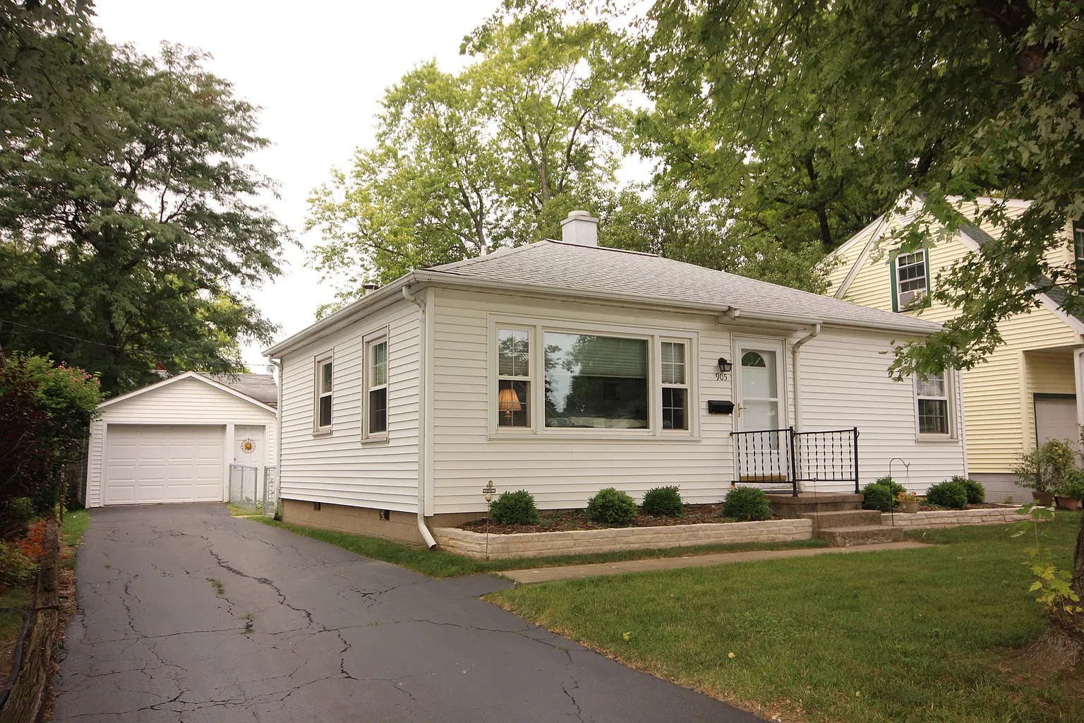 905 E Richwoods Blvd photo 1