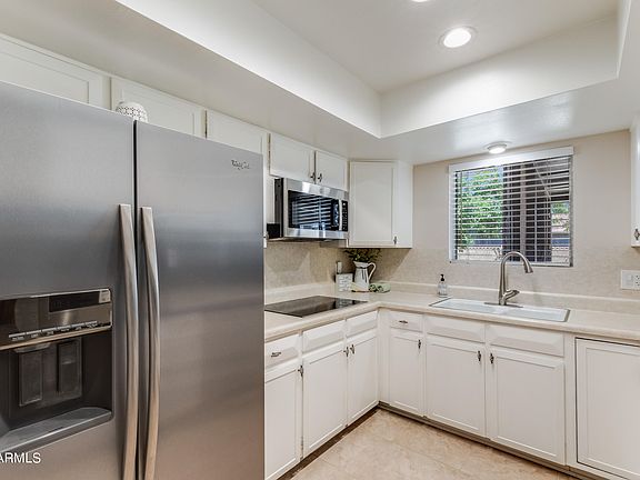 5th image of 214 E LA CANADA Boulevard