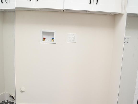4th image of 2249 Laverna Ave