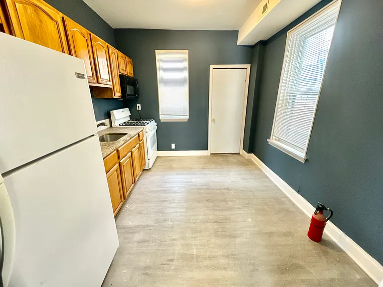 2528 S American St — Photo 6