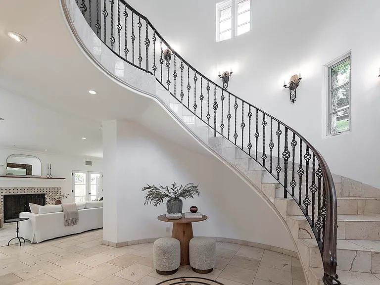 1493 Sycamore Canyon Rd — Photo 2
