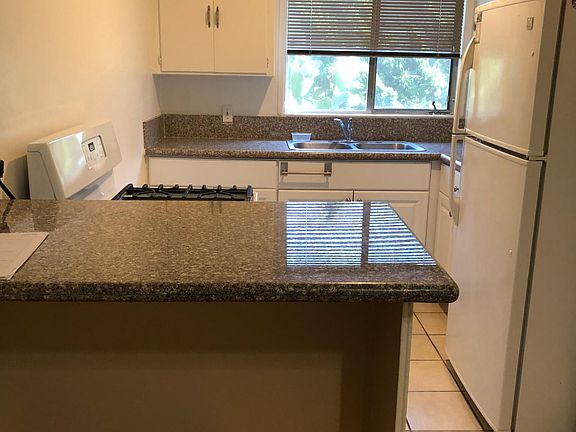 5th image of 6116 Romaine St #7