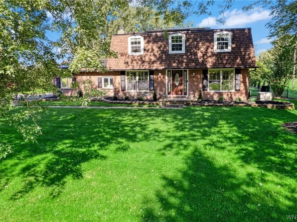 5991 Royal Ct, Lockport, NY 14094