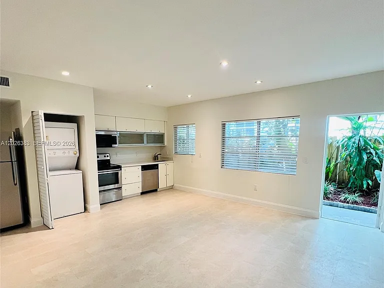 6905 Bay Dr #13 — Photo 4