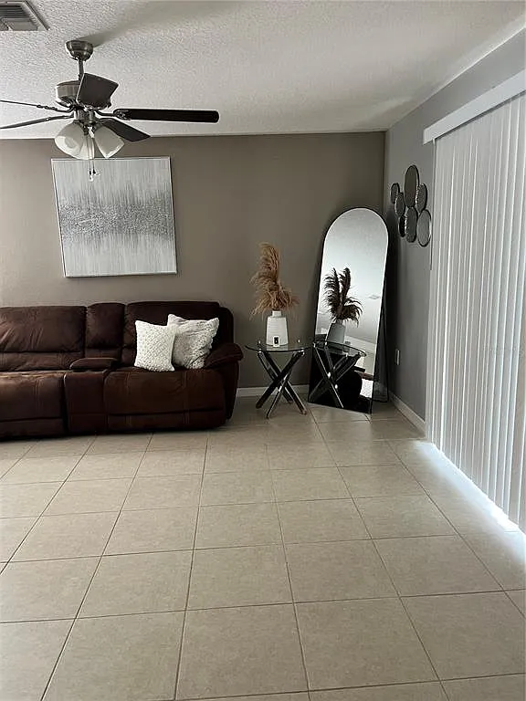 4 bed, 2.0 bath, 1869 sqft, $2,000 — Photo 4