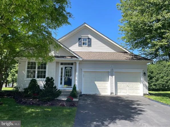 8 Tupelo Ln, Langhorne, PA 19047