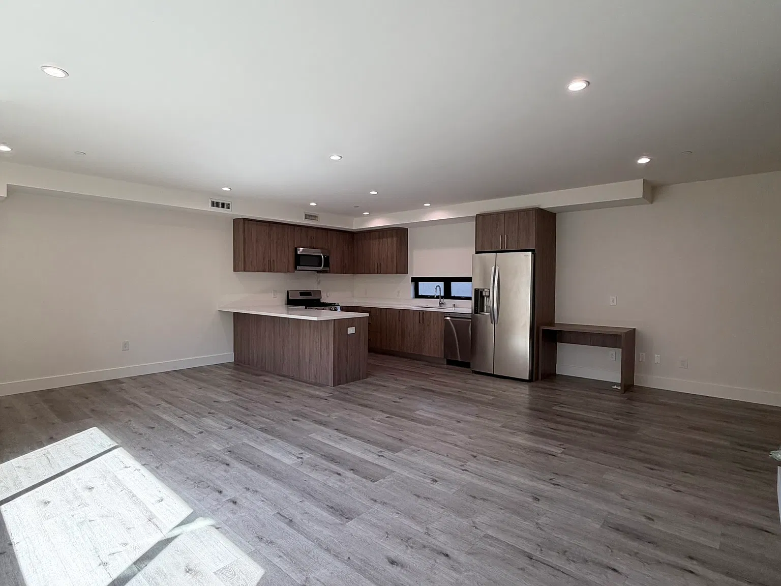 3 bed, 1375 sqft, $3,595 — Photo 3