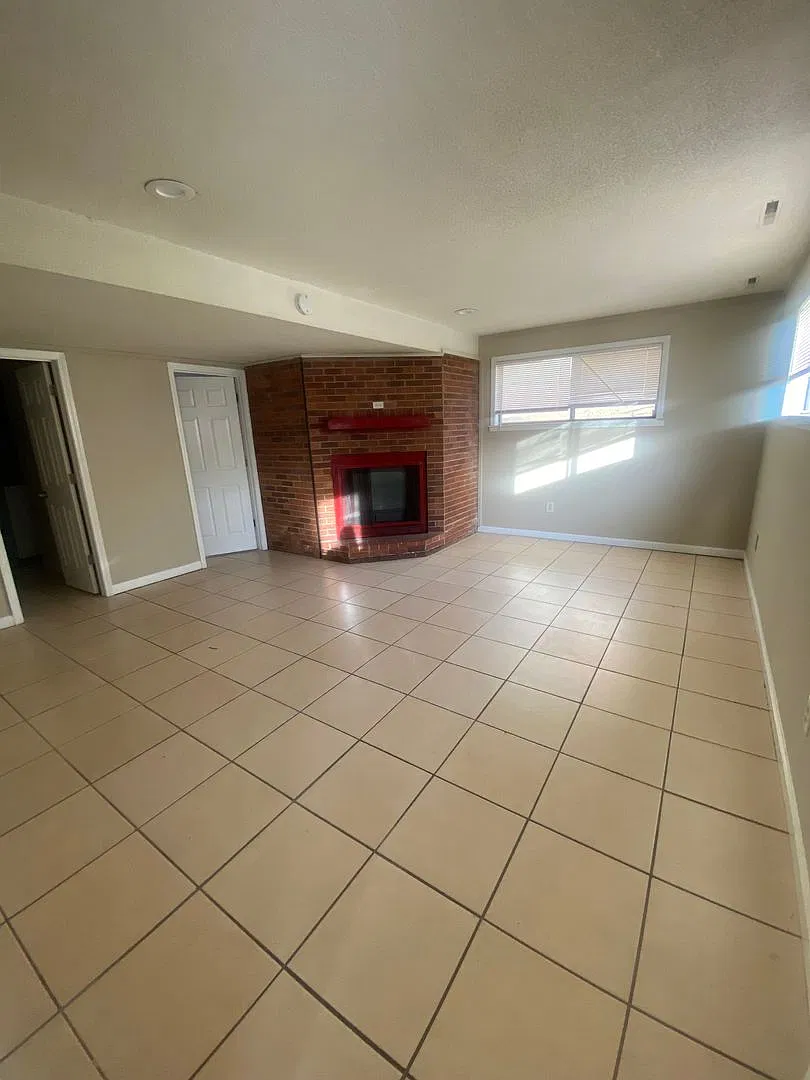 Duplex with Three Large Bedrooms and Two Family Rooms — Photo 3