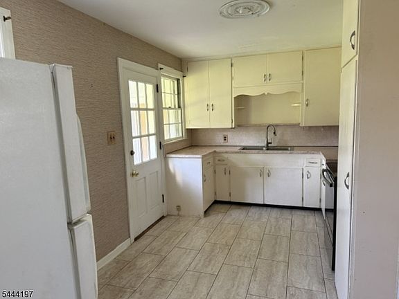 2nd image of 4 GORDON RD