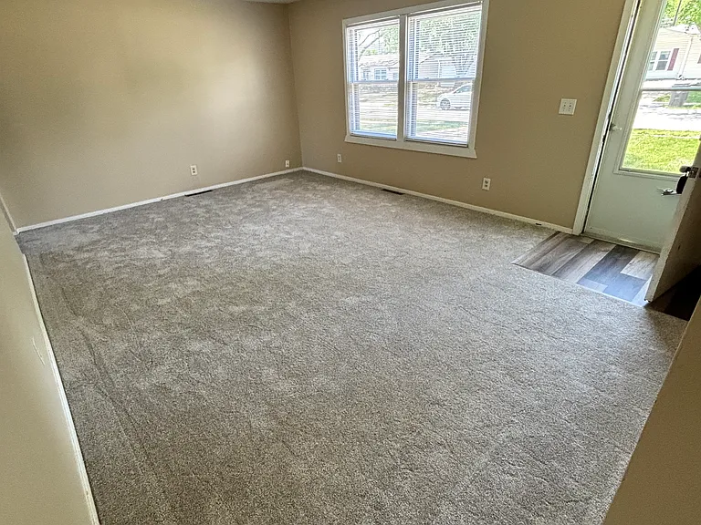 7343 S 71st Ave — Photo 3