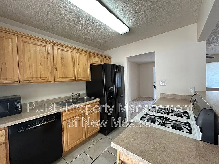 2104 Smith Ln — Photo 3