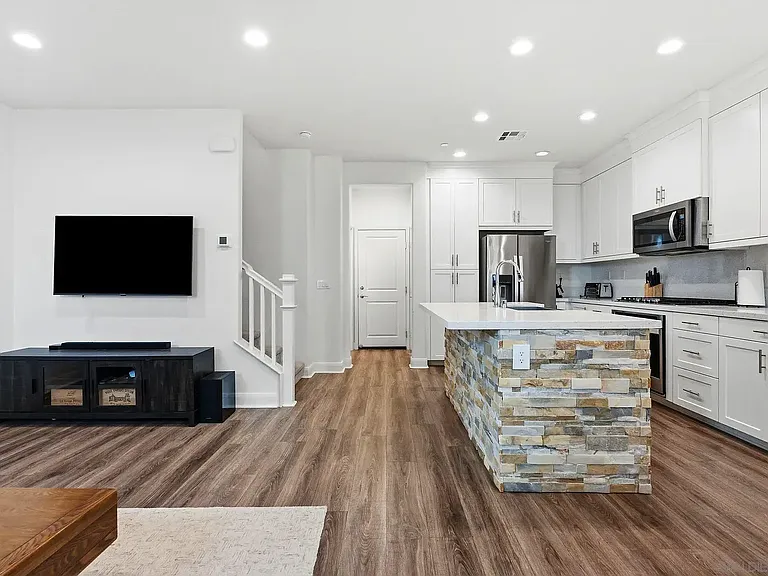 2464 Solara Ln — Photo 11