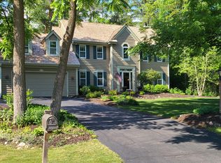 N82W16126 Valley View Dr, Menomonee Falls, WI 53051