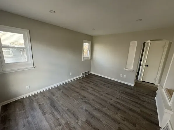 18599 Kingsville St, Harper Woods, MI 48225