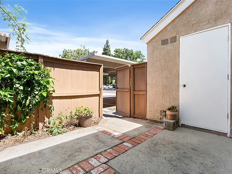 17 Hollowglen — Photo 17