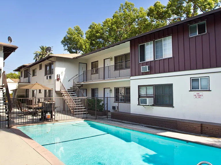 Verdugo Plaza Apartments — Photo 2