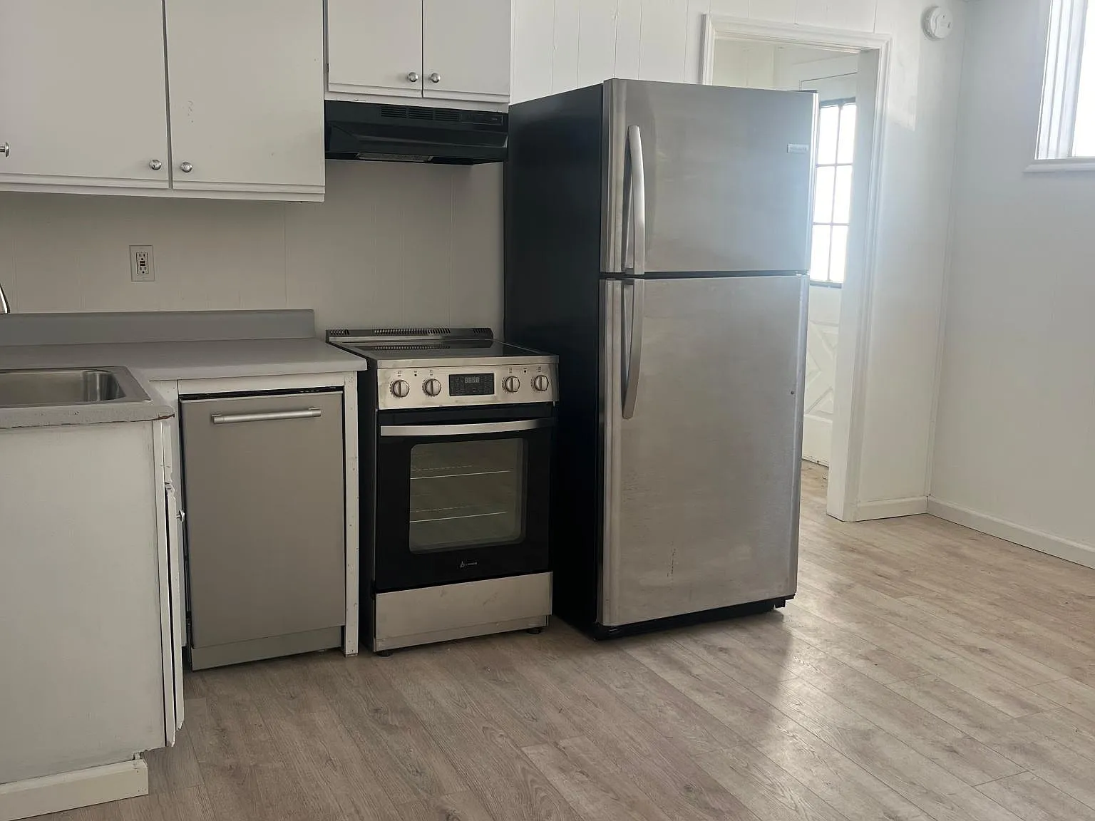 99 Robinson Pl — Photo 2