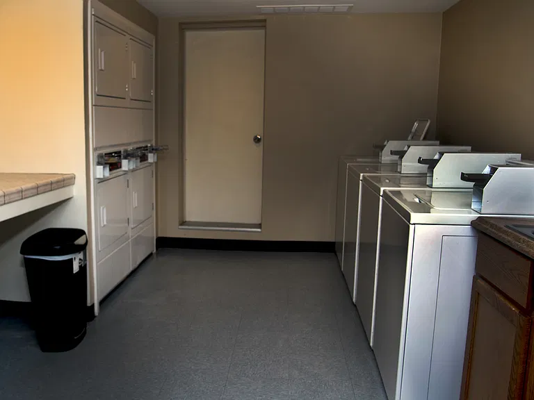 5737 N Kenmore Edgewater Apartments — Photo 33