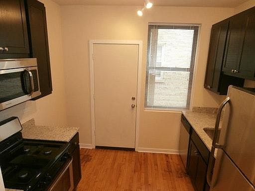 3rd image of 6975 N Greenview Ave #2nd