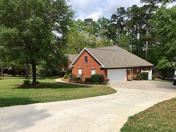 Large driveway and park. pad