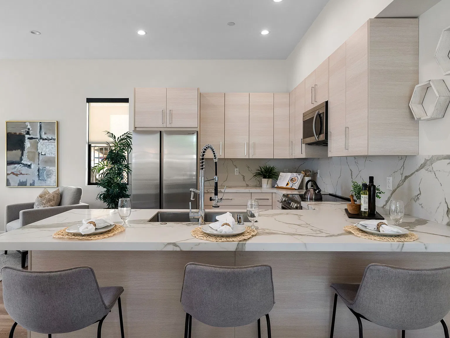 3 bed, 1200 sqft, $4,995 — Photo 3