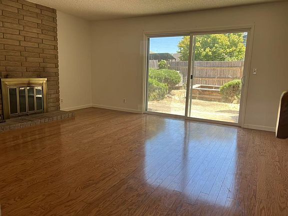 4th image of 27 Barkley Ct