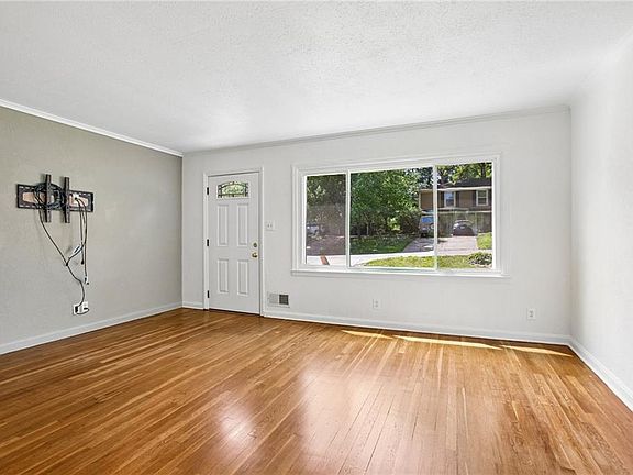 5th image of 748 Hillside Ave