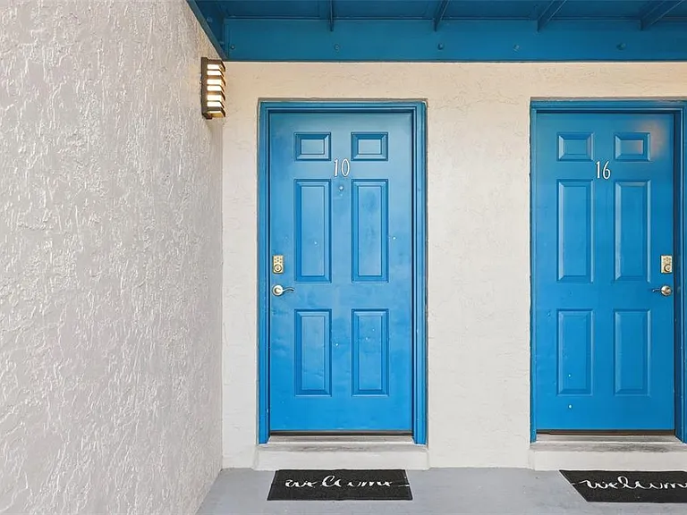 10 N Fairfax Ave #10 — Photo 4
