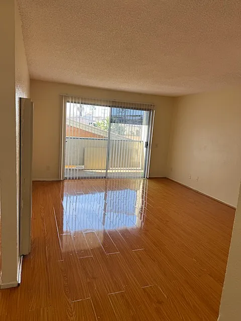 Building Photo - 1330 E 10th St #202