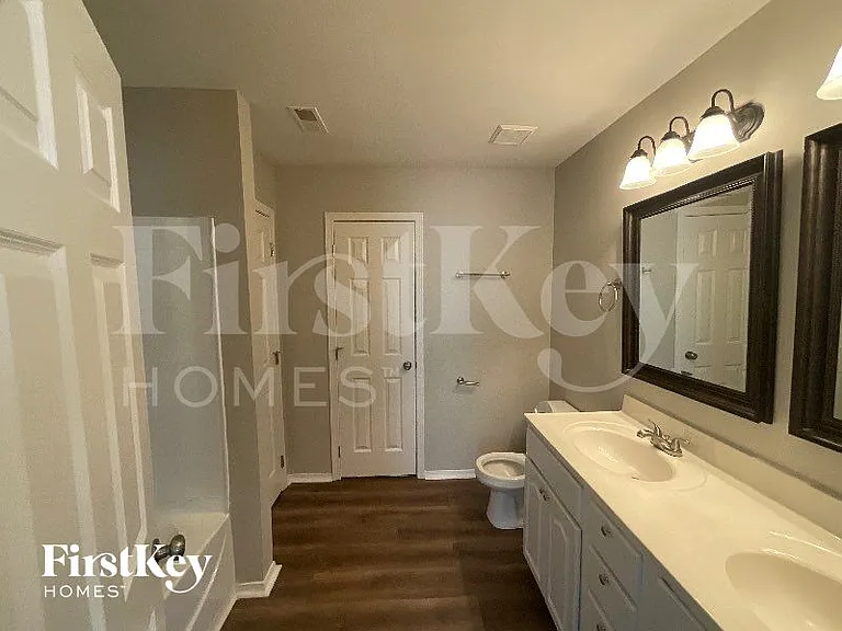 520 Martha Ct — Photo 9
