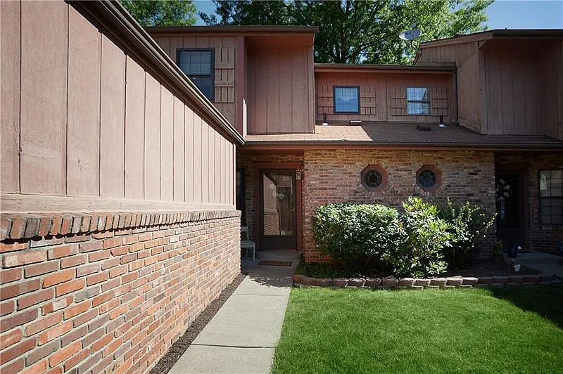 1349 Lexington Dr photo 1
