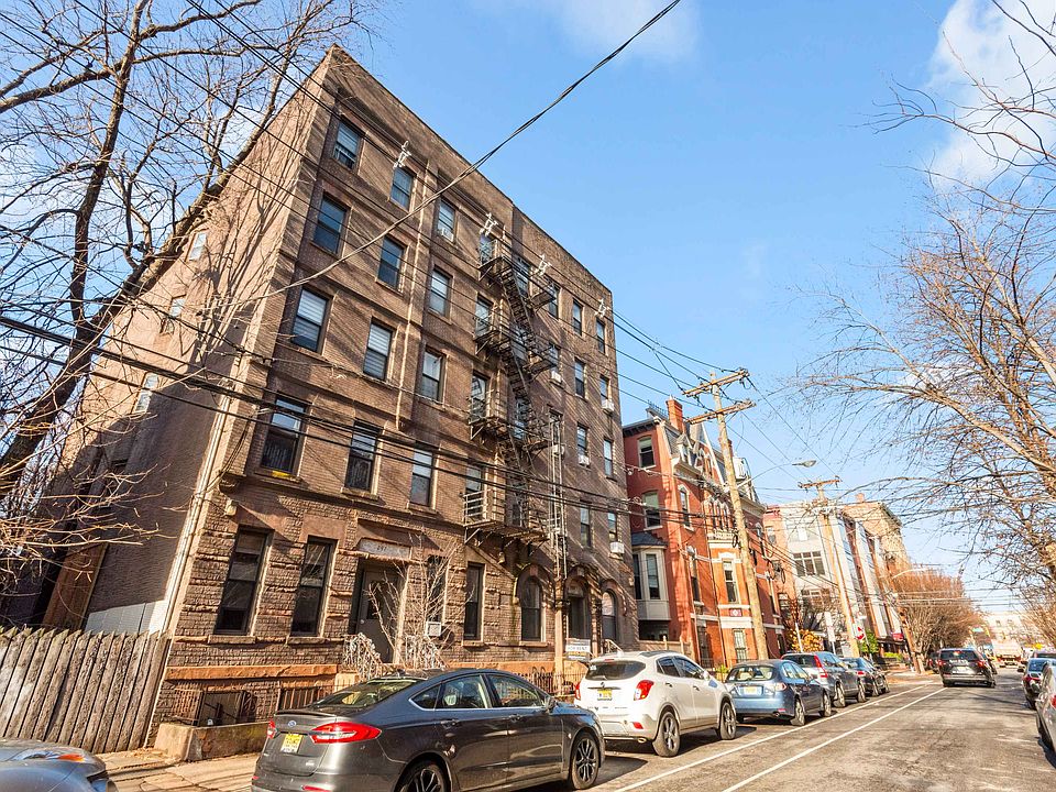 1st image of 297 Barrow St APT 31
