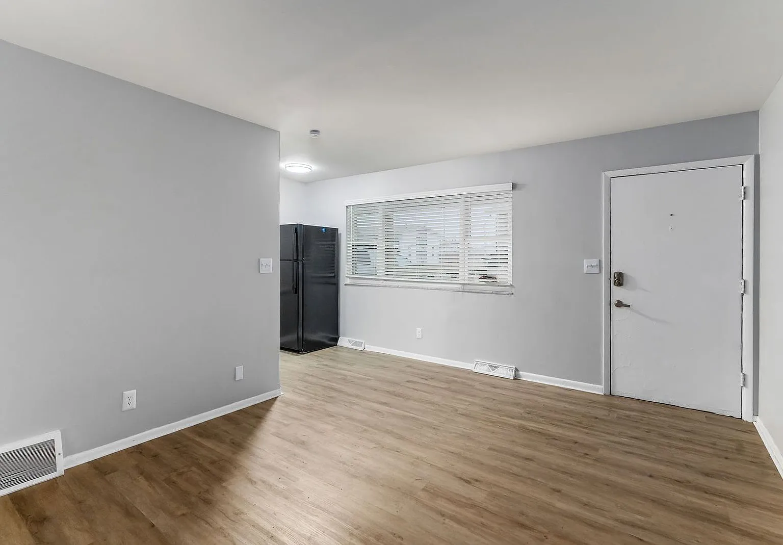 2 bed, 1.0 bath, $1,050 — Photo 4
