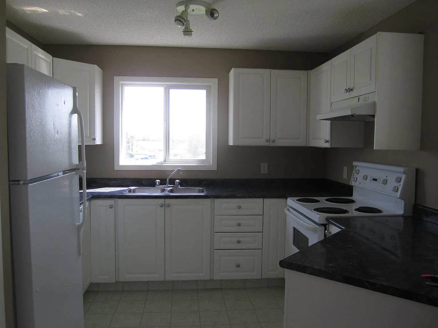 All Utilities Included! 2 Bed, 2 Bath Top Floor, Corner Suite — Photo 1