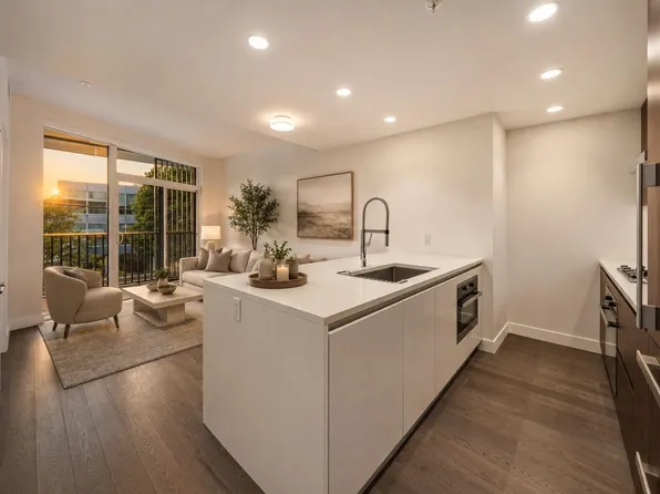 2888 Arbutus St #206, Vancouver, BC V6J 3W5