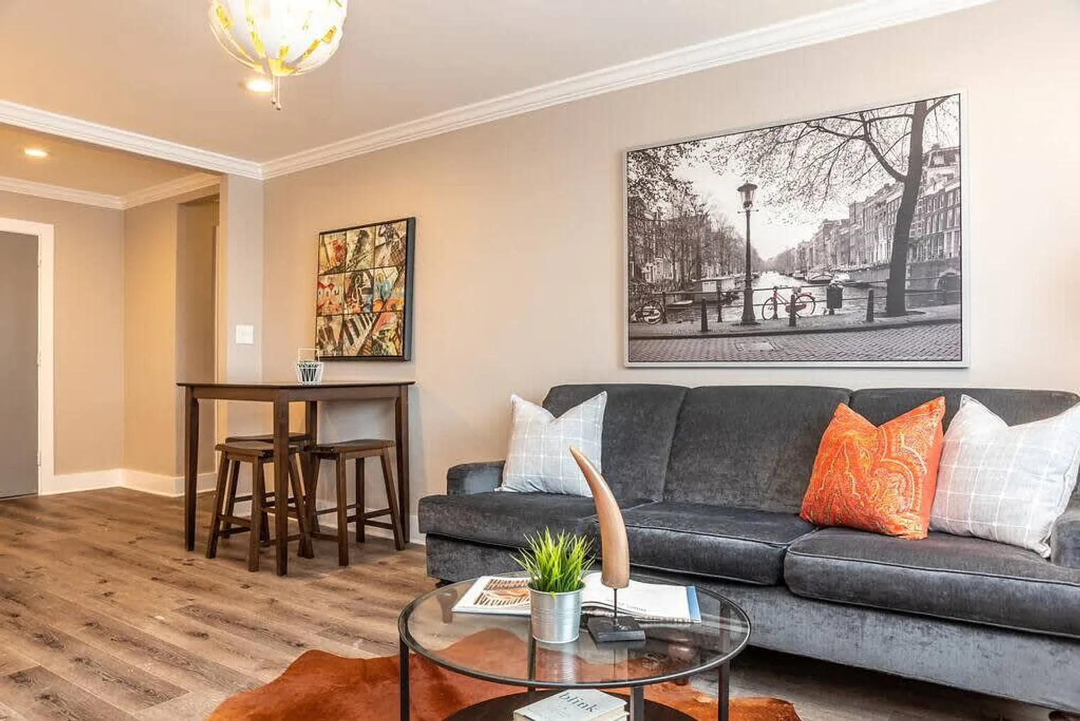 2 bed, 1.0 bath, 796 sqft, $2,498 — Photo 2