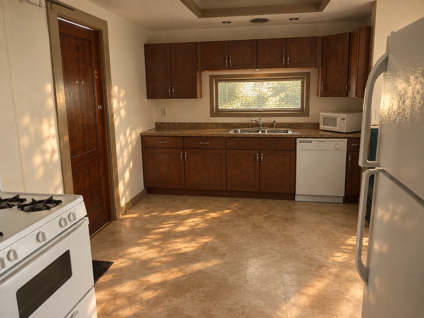 609 W Elm St — Photo 4