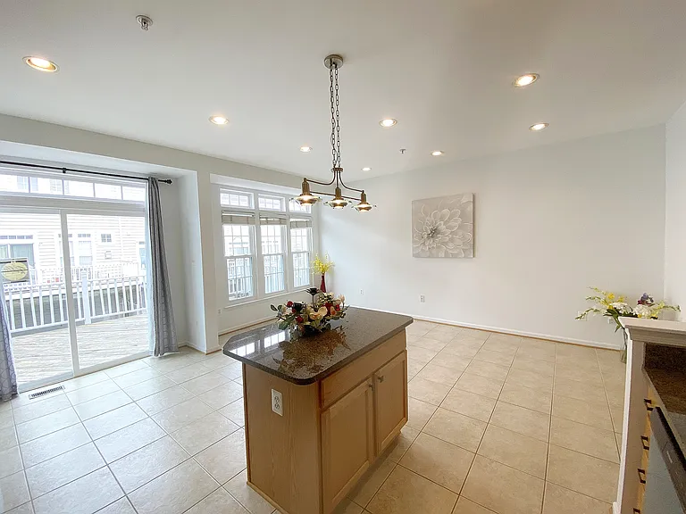 710 Market St E — Photo 12