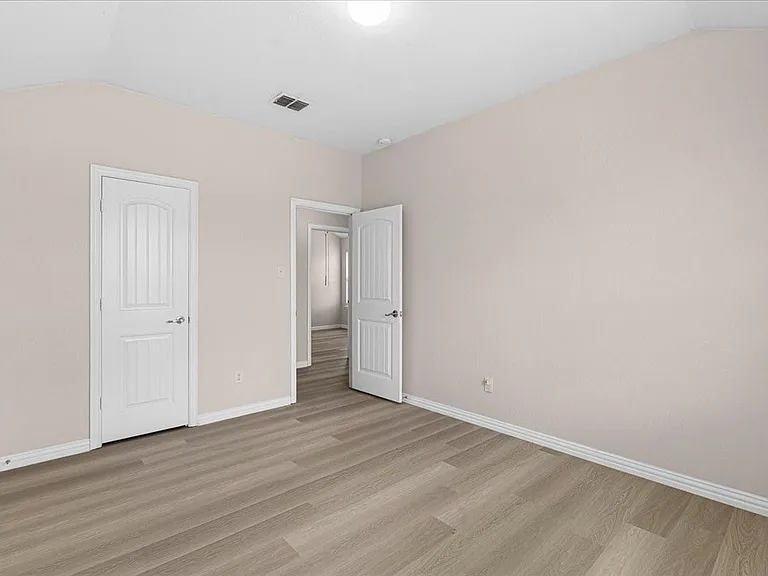 710 Woodcrest Dr — Photo 15