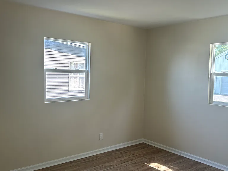 136 N Burdick St — Photo 3