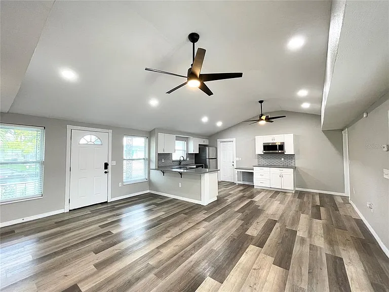 11241 Yewtree Ave — Photo 5