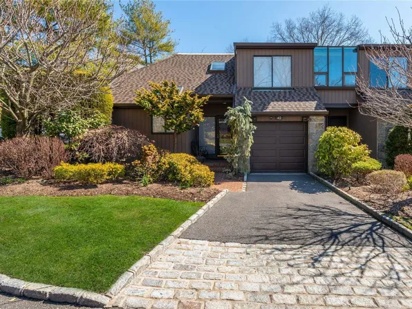 42 Center Ct #42, Roslyn Heights, NY 11577