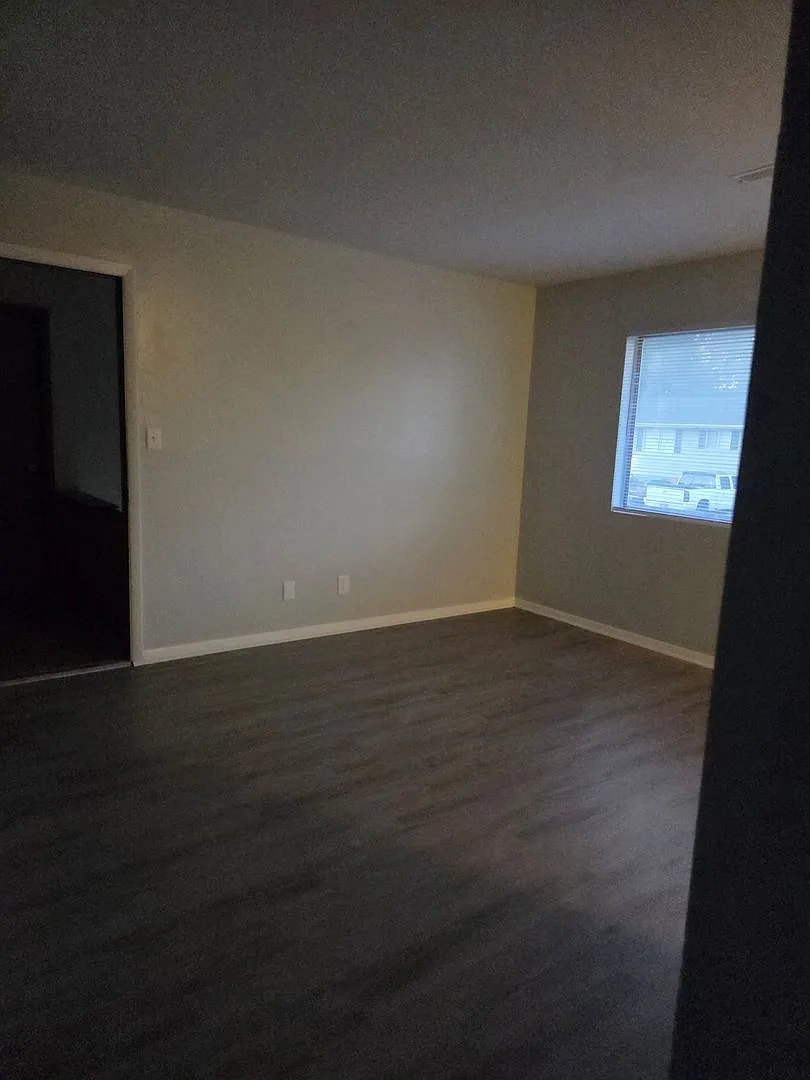 227 W Elm St — Photo 3