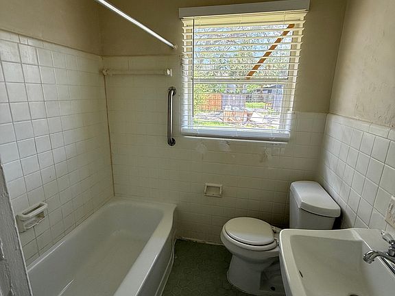 4th image of 601 18th Ave S #5
