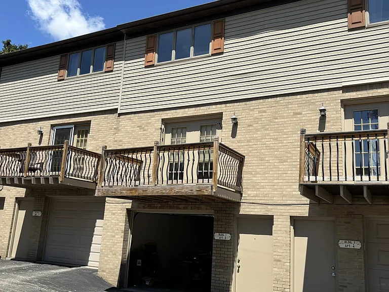 Exterior Garage / Deck