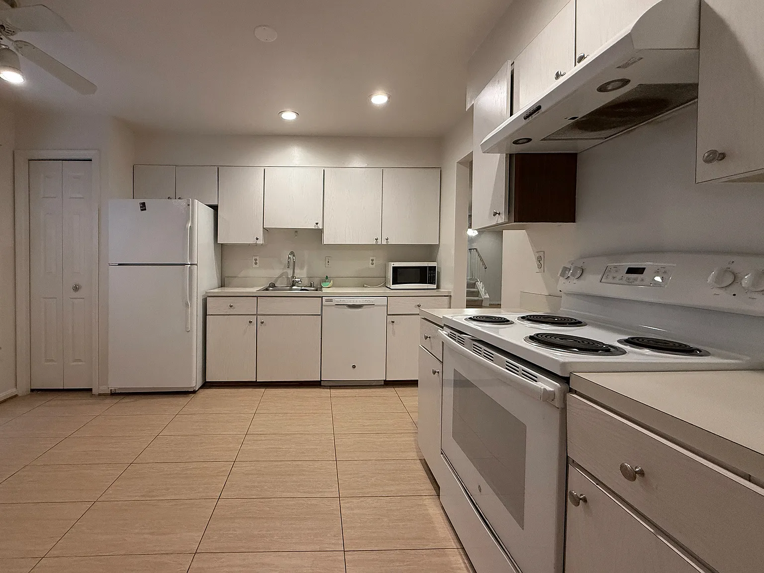 3 bed, 2622 sqft, $4,000 — Photo 2